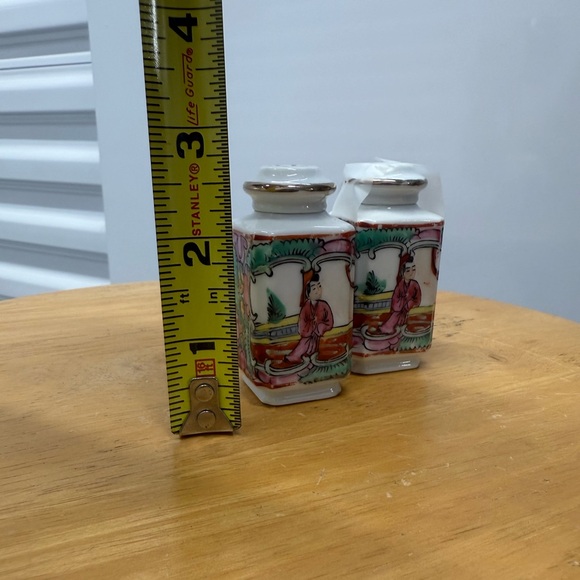 Rose Medallion Salt Pepper Shakers - Picture 3 of 3